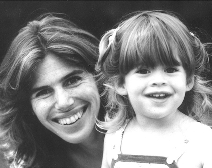 Elizabeth and her young daughter, smiling at the camera.
